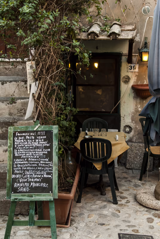 Ingresso del ristorante con la lavagna del giorno