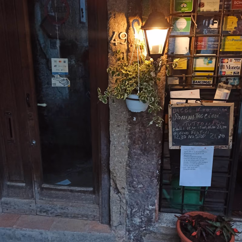 Ingresso della Piazzetta tra i vicoli di Calcata