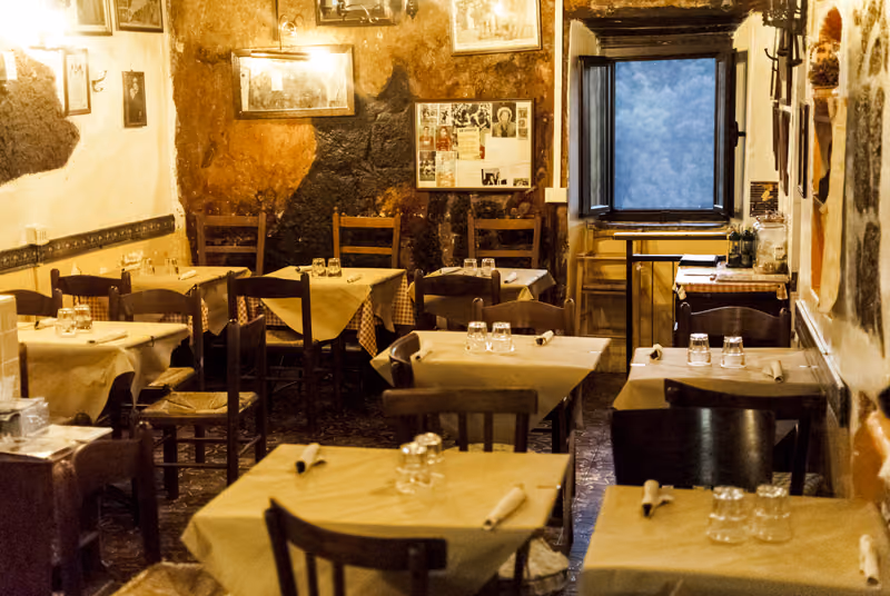 Sala del ristorante con tavoli apparecchiati