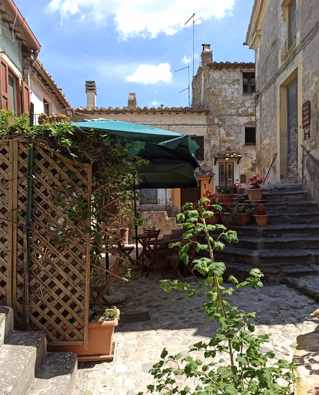 Tavoli all'aperto tra il verde del borgo