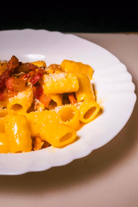 Pasta corta cremosa con guanciale e pecorino