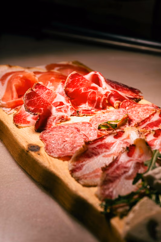 Salumi affettati su un tagliere rustico