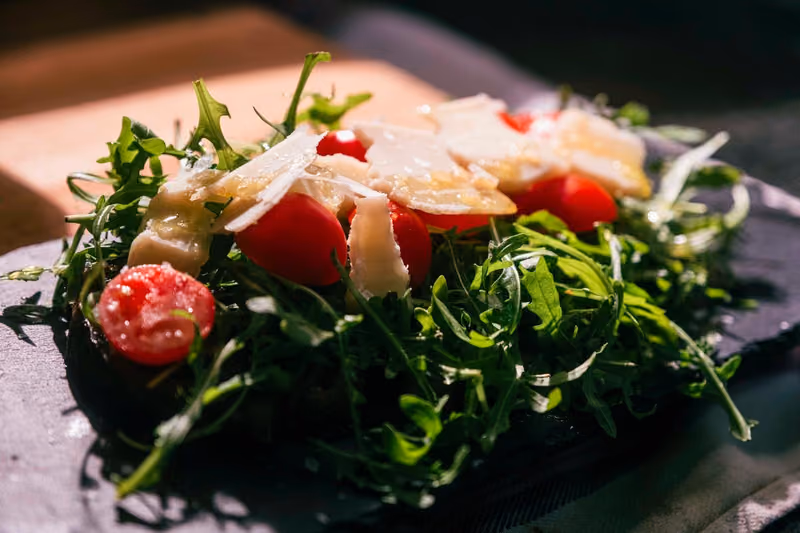Insalata di rucola, pomodorini e scaglie di parmigiano