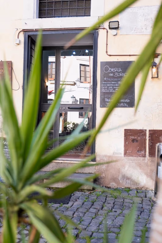 Ingresso dell'Osteria del Borgo tra i vicoli di Calcata