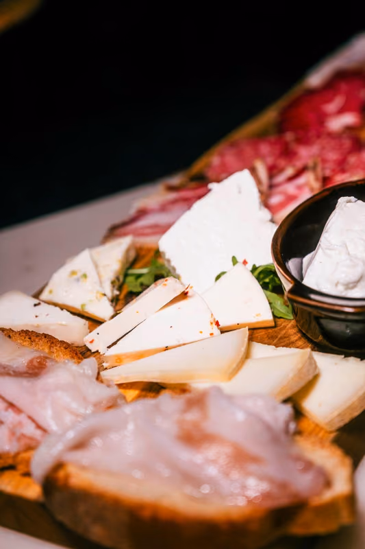 Tagliere con formaggi, salumi e specialità della casa