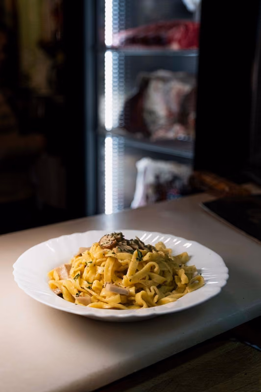 Pasta fresca con funghi ed erbe aromatiche