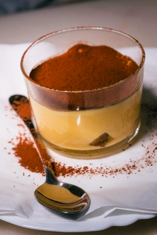 Tiramisù al cucchiaio spolverato di cacao