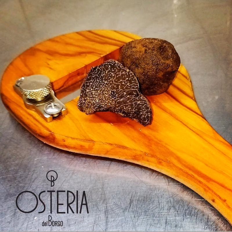 Tartufo fresco intero e affettato su un tagliere