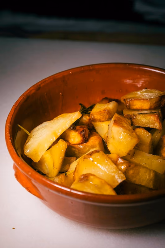 Patate arrosto in una ciotola di terracotta