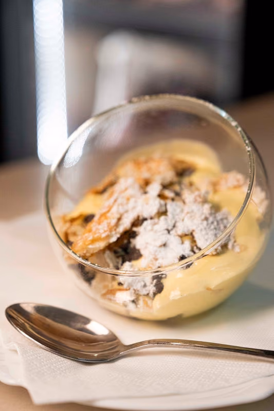 Dolce al cucchiaio con biscotti e crema