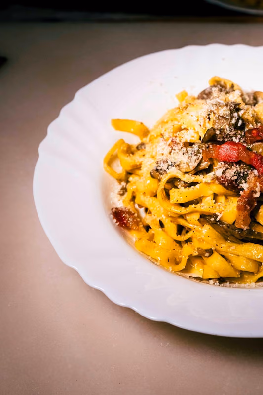 Pasta fresca con funghi e guanciale