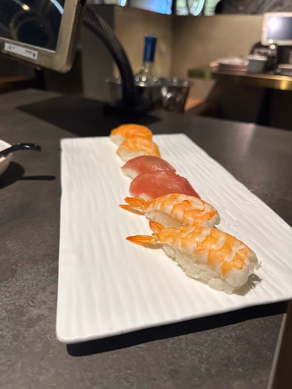 Nigiri di salmone, tonno e gambero