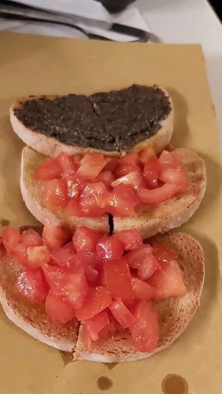 Bruschette al tartufo e al pomodoro