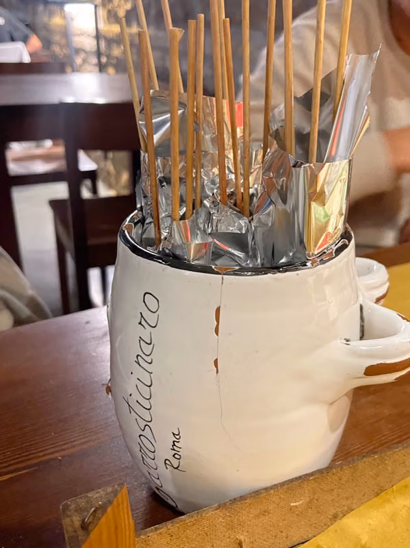 Le conche di arrosticini in tavola