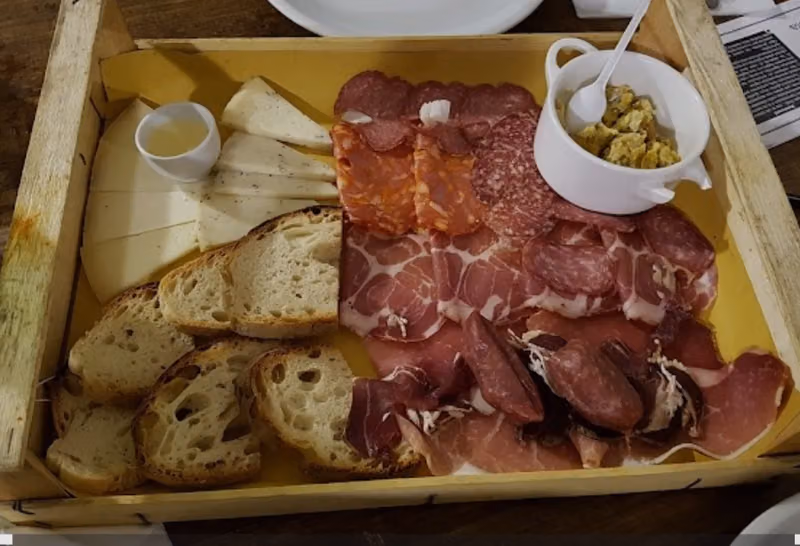 Tagliere di salumi e bruschette