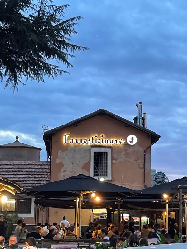 L'ingresso all'imbrunire