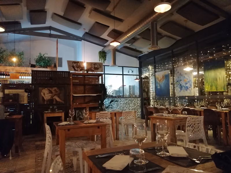 Voia food, wine & Cocktail bar