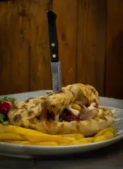 Hamburger nel panino di pizza
