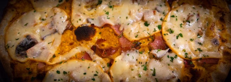 Pizza con crema di zucca e speck