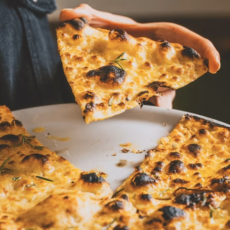 Una fetta di focaccia appena sfornata