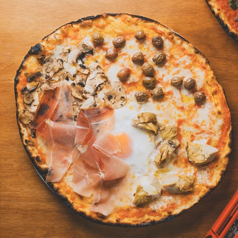 Capricciosa con l'uovo bismarck