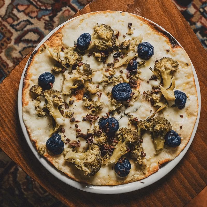 Pizza con olive e broccoli