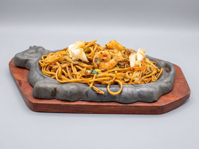 Yakisoba serviti sulla piastra di pietra