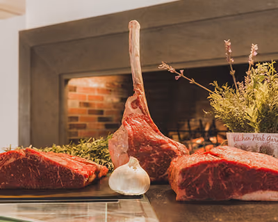 Tagli di carne pronti per la brace davanti al camino