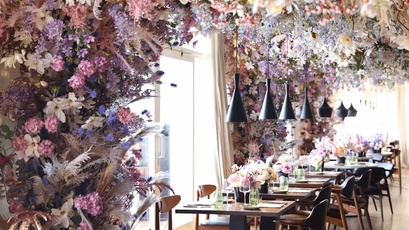 La Lemon Room con composizioni di fiori viola e lampade a sospensione