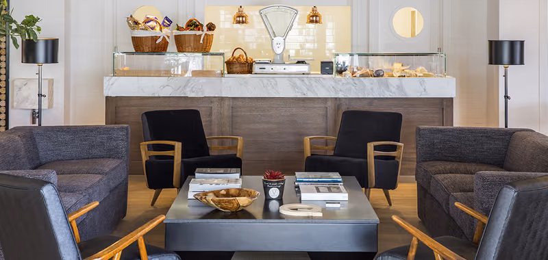 Il lounge bar con poltrone e tavolini bassi