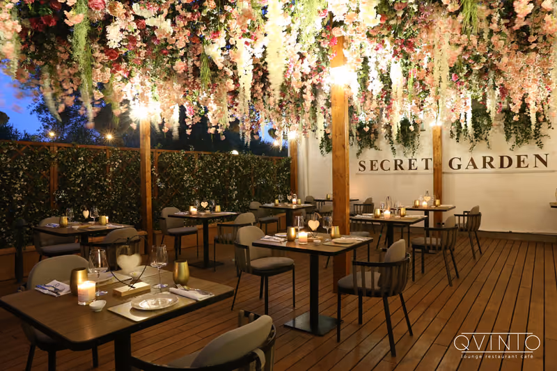 I tavoli del Secret Garden a lume di candela