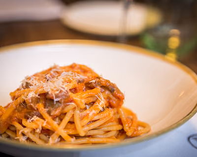 Spaghetti al pomodoro con formaggio grattugiato