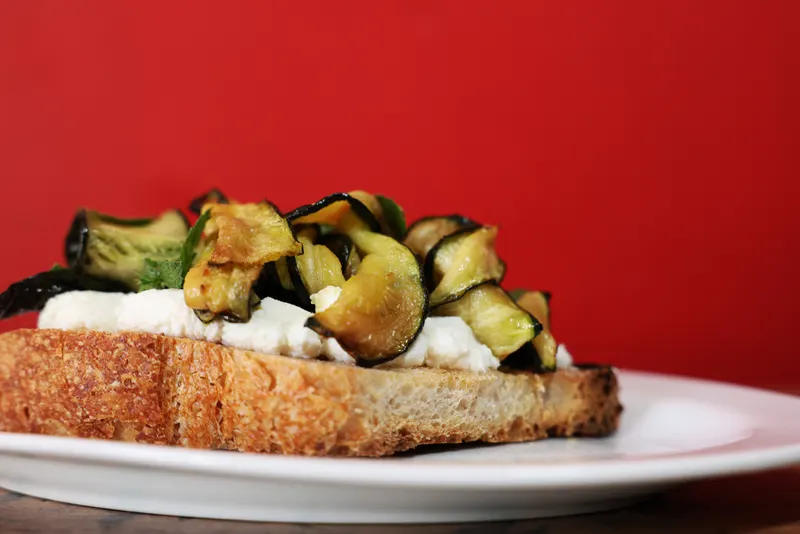 Crostone con ricotta mantecata e zucchine