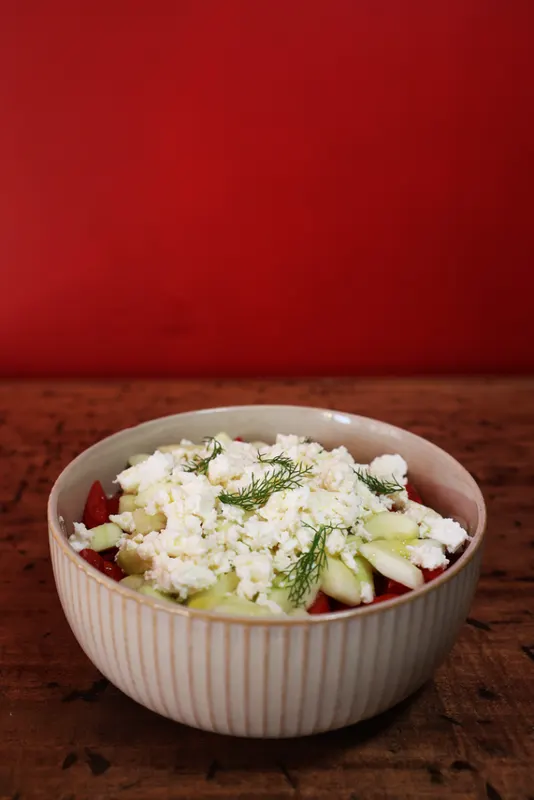 Insalata fresca sul tavolo di legno