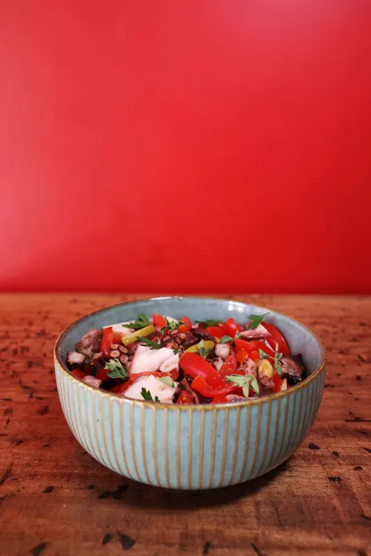 Insalata di polpo servita in ciotola