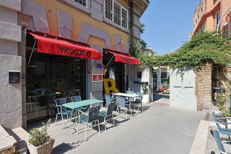 L'ingresso con i tavoli all'aperto
