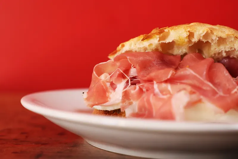 Focaccia ripiena con prosciutto San Daniele