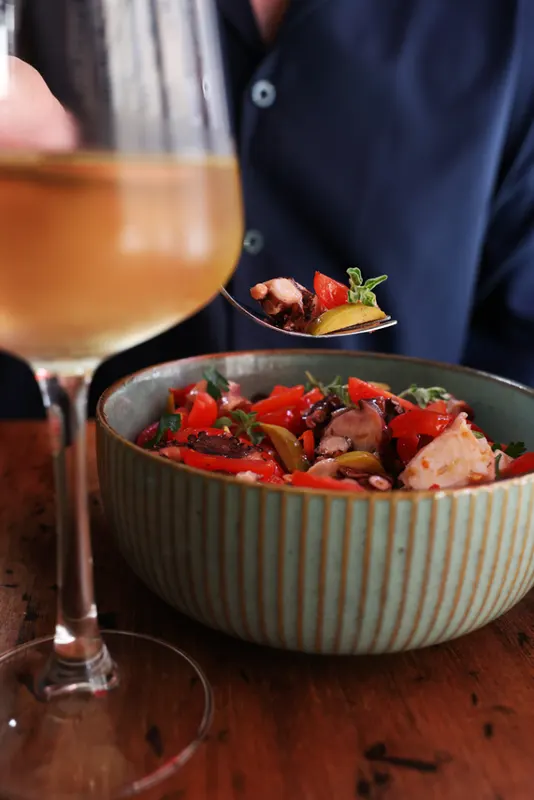 Un calice di spritz e l'insalata di polpo