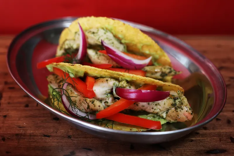 Tacos di pollo con peperoni in agrodolce