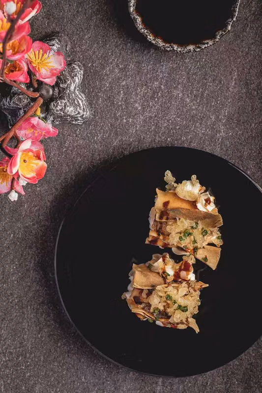Sushi con i fiori di ciliegio