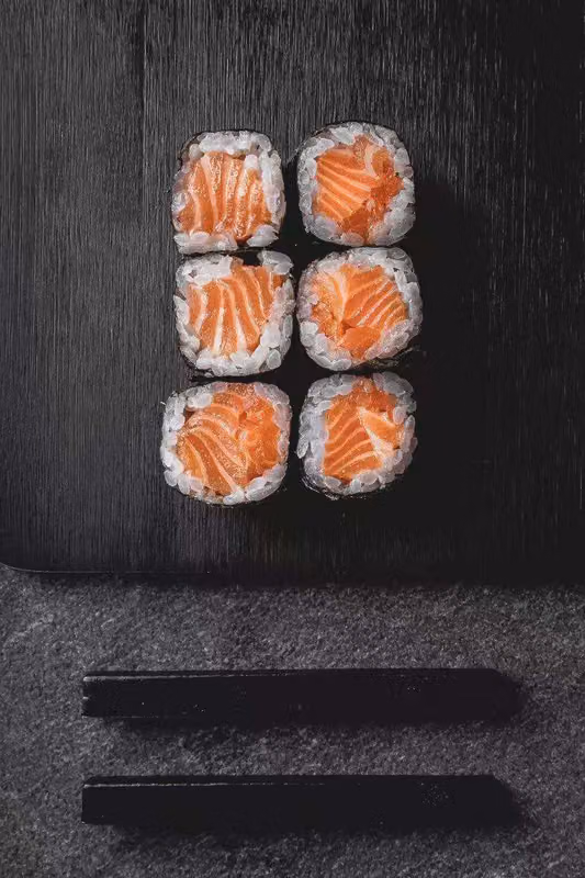 Uramaki di salmone