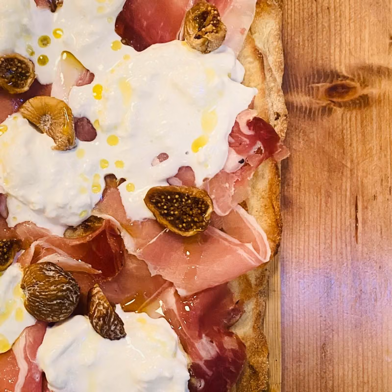 Pinsa con crudo, fichi e stracciatella