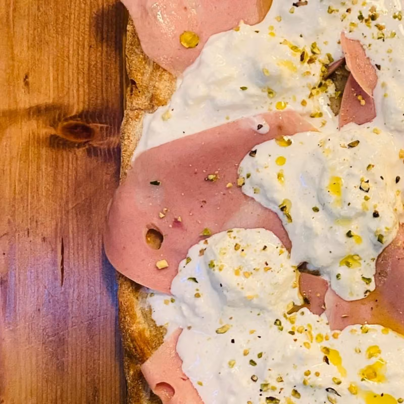 Pinsa mortadella e stracciatella
