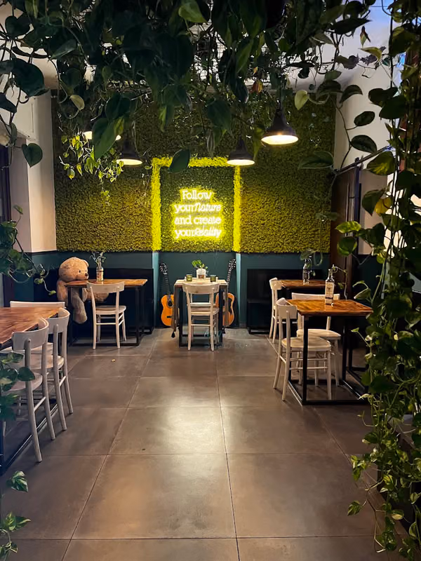 L'interno con l'insegna al neon