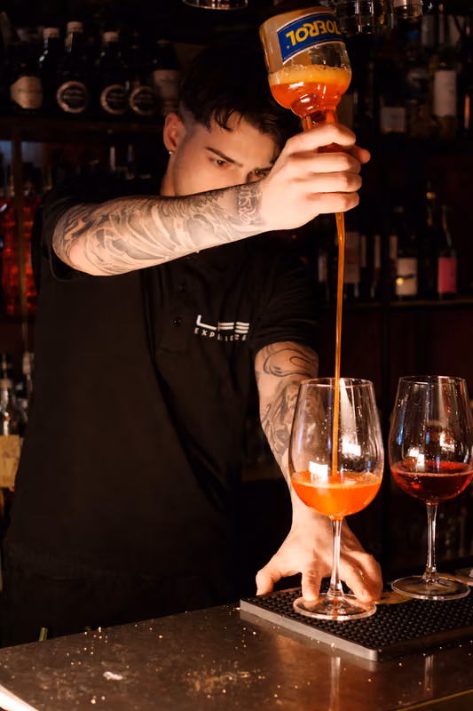 Il barman prepara i cocktail
