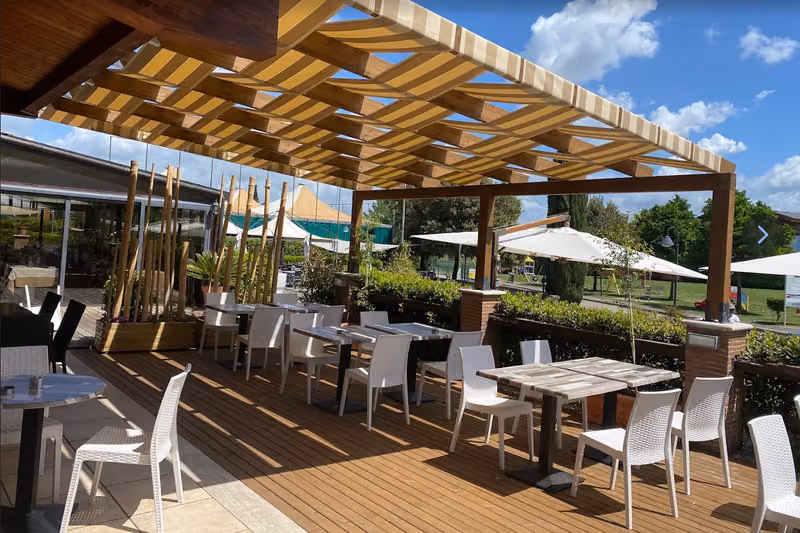 La terrazza esterna sotto il pergolato