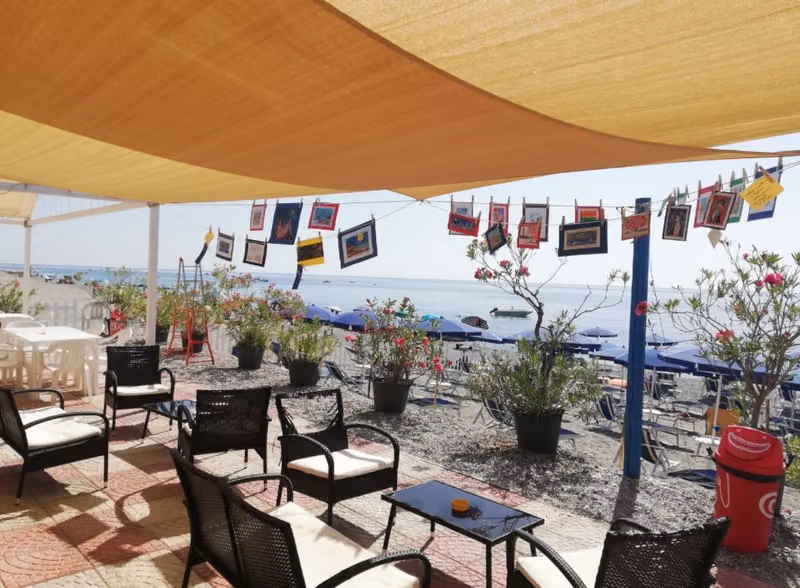 Ombrelloni e lettini fronte mare al Beach Side