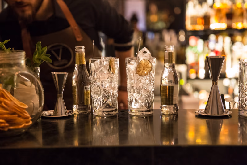 Cocktail agli agrumi con rosmarino visto dall'alto