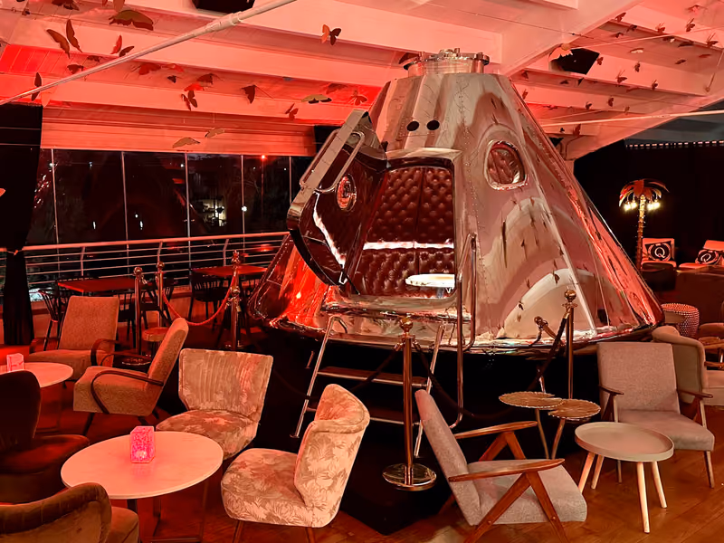 La capsula argentata tra le poltrone della terrazza