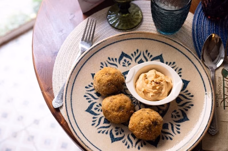Polpette con salsa servite al tavolo